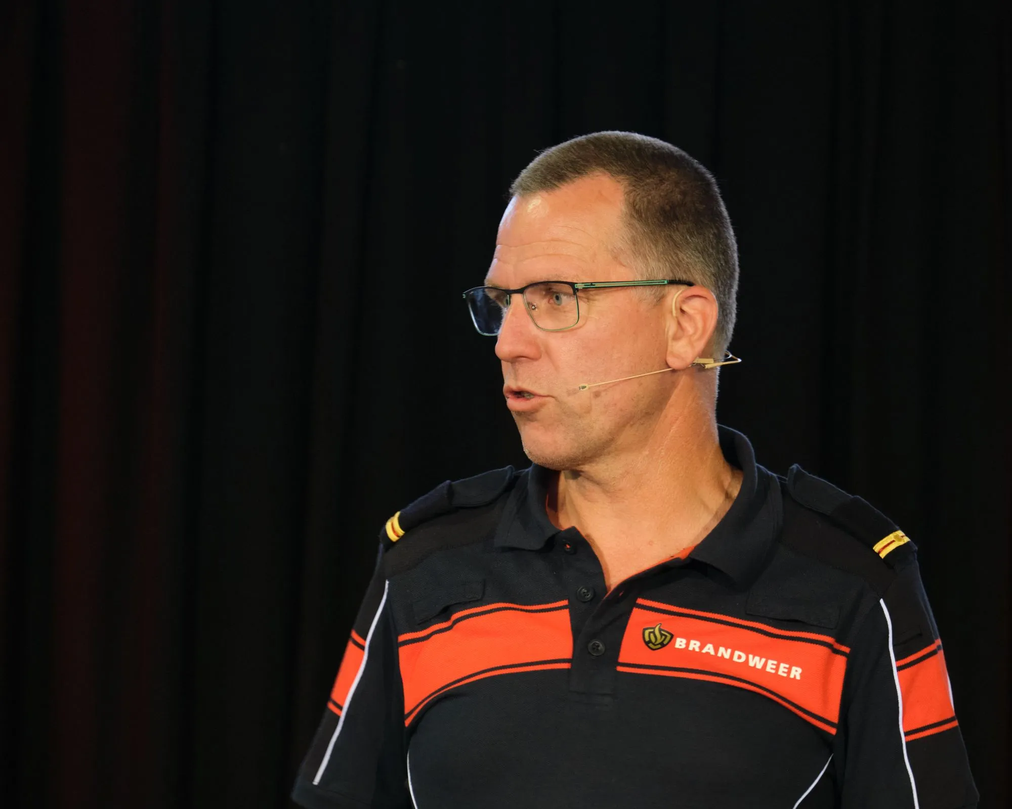 Jan Siep van den Bos als presentator en host